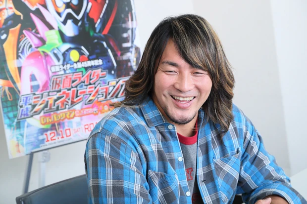 インタビュー中、常に満面の笑みを浮かべ、映画出演の喜びと仮面ライダーへの愛が溢れる棚橋選手