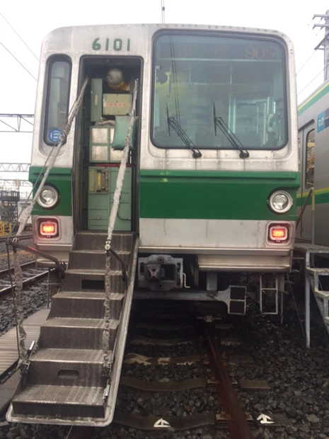 東京メトロ・千代田線の車両です! 車両基地で撮らせていただいた写真で、運転席のドアが開いているところがレアです!