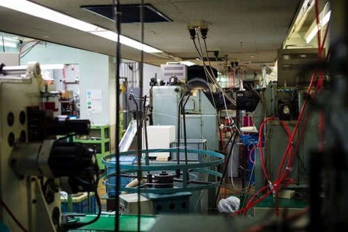 所狭しと機械が並ぶ小松ばね工業。こうした小さな規模の町工場から“工場音楽”は生まれた