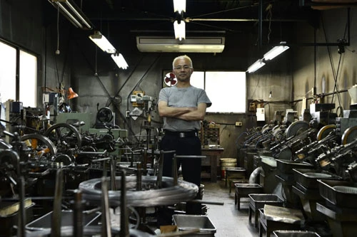 「たかがねじ、と思われがち」だという浅井製作所の浅井英夫社長。社長が運営する「ねじ工房」では“ねじアクセサリー”も作っている