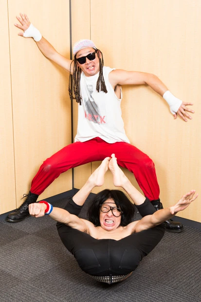 野沢が体でカスタムしすぎたバイクに乗っている男を表現し、かまぼこがそれに驚く