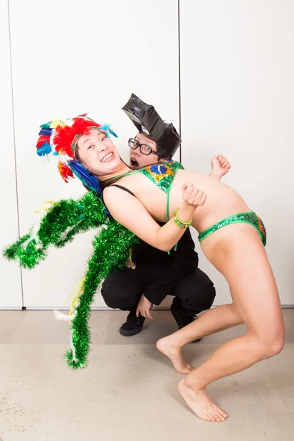 4、そこに、またリオのカーニバル嬢が現れ、リーゼントの下をくぐる。そして次に……