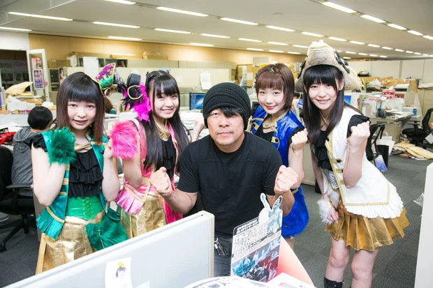 「週プレNEWS」貝山編集長も船出を祝い、気合いを注入!