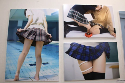 左のプールと制服の“ふともも写真”は一番人気。会場内ではこの写真のクリアファイルなども販売されている