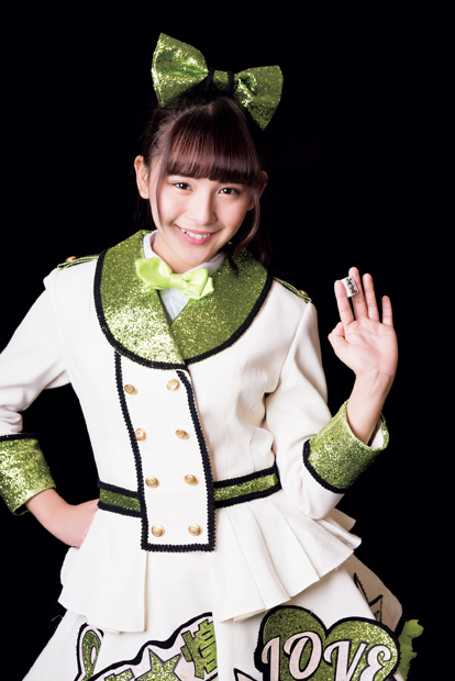「自分で言うのもなんだけど麻雀、意外と強いと思いますよ」と語る浅川梨奈。写真は「原村和が左利きだから左手に牌を持ちます」という彼女の提案で撮影