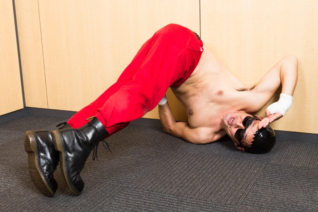 かまぼこが「ハウエバー」と言いながら倒れて、写真のような格好になる