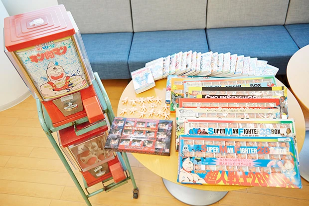 キンケシファンにはたまらない懐かしのグッズ! 真ん中には最新の「キンケシプレミアムvol.1」(※現在は受注販売を終了)