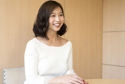 今でも家族仲はよく、家族で出かけるという佐山。特にきりっとしたかっこいい姉に憧れ、中学生時代から前髪を作らないようにするなど真似していた