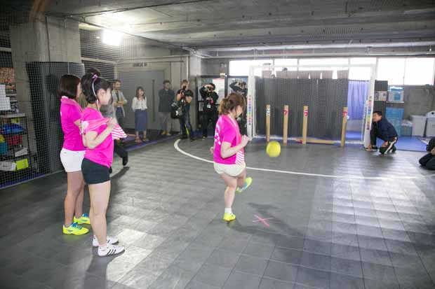 自信はないと言いながらも的確にポールを狙うグラドルたち