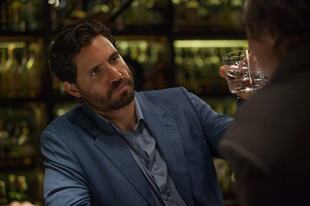 ケニーと共に金鉱を探す、謎めいた地質学者マイケル・アコスタ。ケニーだけではなく、彼の存在もこの物語では重要な要素となっている。演じるのはエドガー・ラミレス。代表作に『カルロス』など。