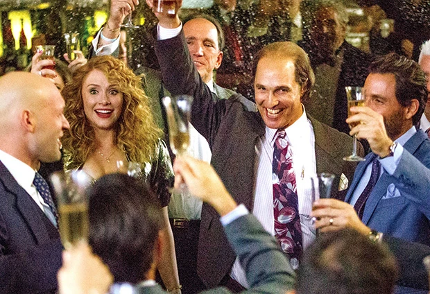 金鉱の行方に一喜一憂する登場人物たちが、熱量たっぷりに描かれている!