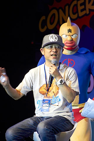 サービス精神旺盛なゆで卵先生、現地語での掛け合いもあった