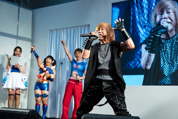 熱唱する串田アキラさん