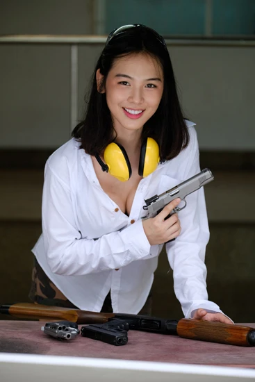  拳銃を片手にポーズを決めるモンタナちゃんだったが…