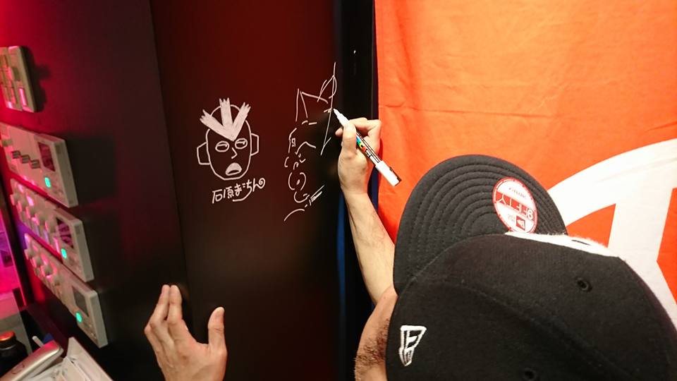 週プレ酒場の入り口には、両先生のサインもあります！　お店に来て探してみてね！