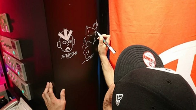 週プレ酒場の入り口に両先生がサイン! お店に来て探してみてね!