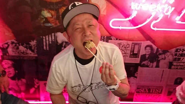 週プレ酒場でシュウマイをほうばる嶋田先生。いつもフォトジェニックです!