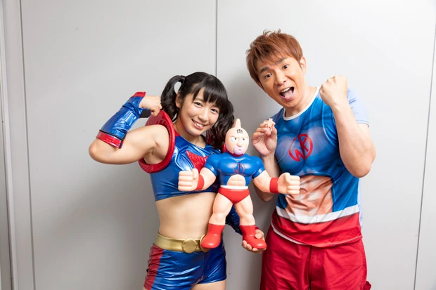 超デカキンケシを持つ才木さんと、番組で考案し、今回特別に制作された「Mr.USB」のキンケシを持つ濱口さん