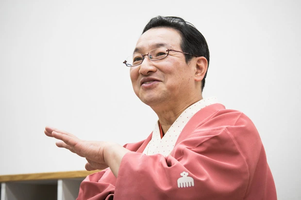 師匠の高座の羽織に配された家紋は、なんと今川家の家紋「赤鳥紋」。赤鳥は当て字で、馬の毛をすく「垢取り」をデザインしたもの。実は１５年前から使用しているという、本物の今川義元ＬＯＶＥＲなのだ。そんな師匠の今川義元愛は今回の大河ドラマで赤鳥のように羽ばたいた