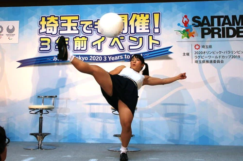 とんでもない方向にボールを蹴ってしまう才木