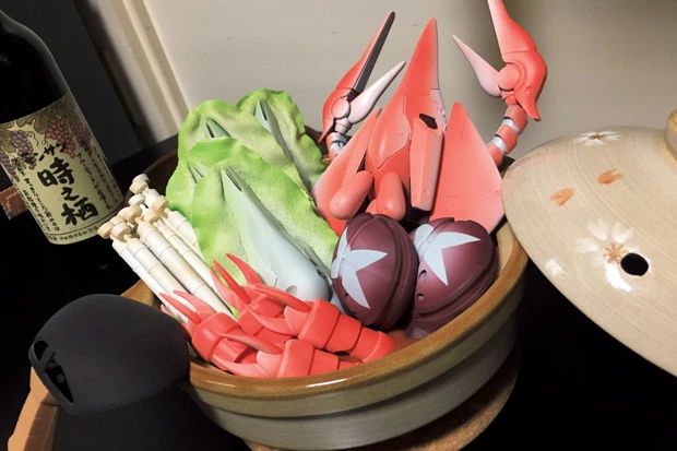 カニはヴァル・ヴァロ、シイタケはアッガイ(2箱)、カニの爪はズゴック(2箱)、お玉はジュアッグ、白菜はクシャトリヤ、エノキはビルダーズパーツのプロペラントタンクを使用。100円で買った土鍋が一番安い