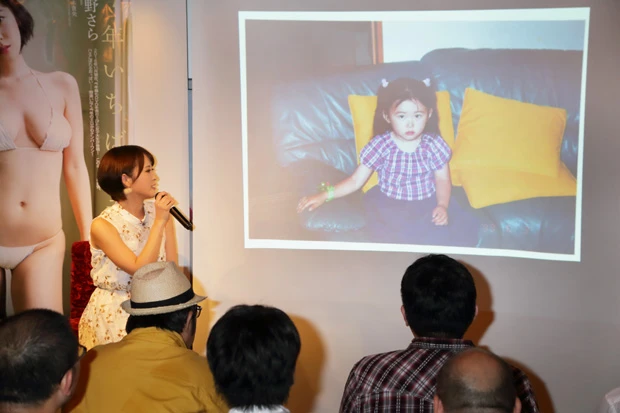 「困ったような顔をしている」と言うが、アイドルになるコはやっぱり小さい頃からカワイい!