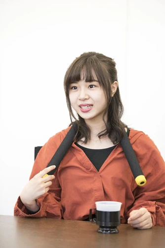 ヌンチャクを肩に自然とかける籠谷。安心するらしい