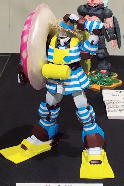  水辺のトリントン基地に配備されるゼー・ズールは、浮き輪と麦わら帽子で『海水浴』に出かけている。「この子たちにもこんな世界や人生があっていいんじゃないか、といつも妄想して楽しんでいます」（島津さん）