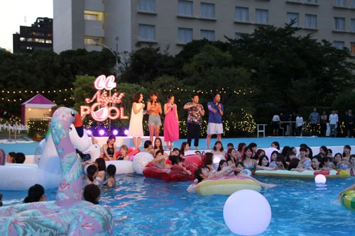 プール開き宣言で一斉に飛び込み、遊ぶ読者たち