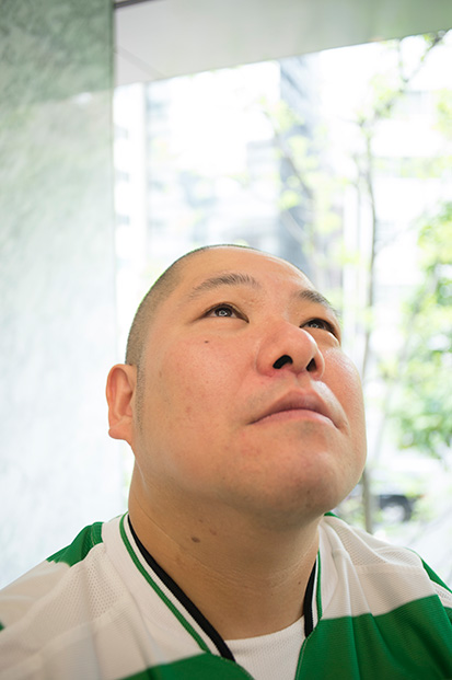 「人を好きになったら、人って変わるんすかね?」と天に問いかける、ちょっと涙目の三瓶さん