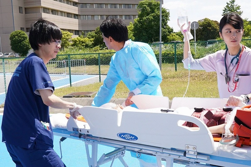 救急医療の患者搬送シーンの現場は、緊張で張り詰めた雰囲気