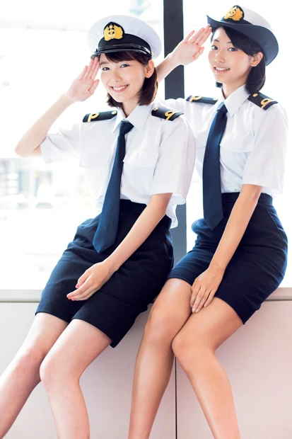 航海士の制服姿でこのポーズ。ドラマでは、航海士がどんな職業なのかもリアルに描かれる。「“航海士あるある”も勉強できます。朝や夕方のきれいな海の景色を眺められる仕事で、ステキだなと思いました」と飯豊まりえ(左)と武田玲奈