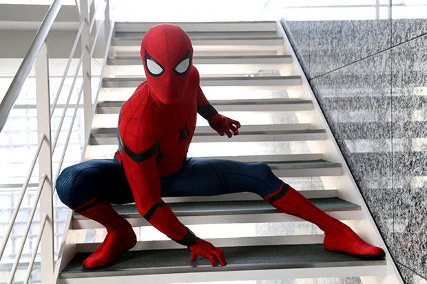 階段でさえもポーズをとるとサマになる！