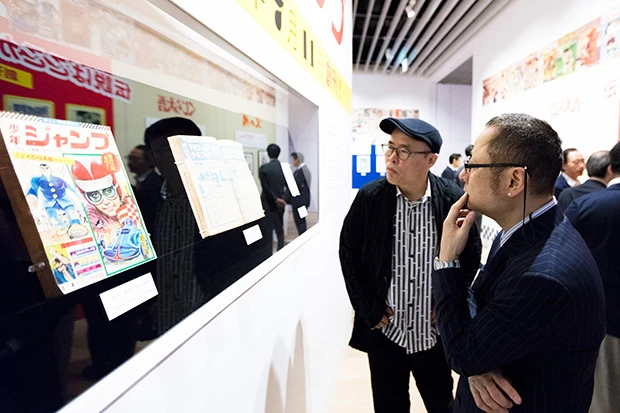 『週刊少年ジャンプ』の創刊号を見るゆでたまご両先生