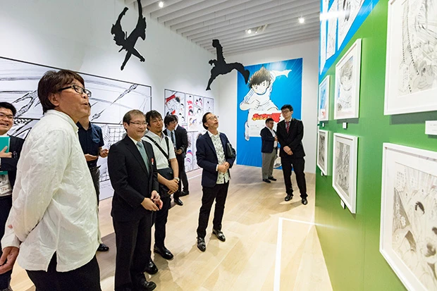自身の作品の原画を見る陽一先生