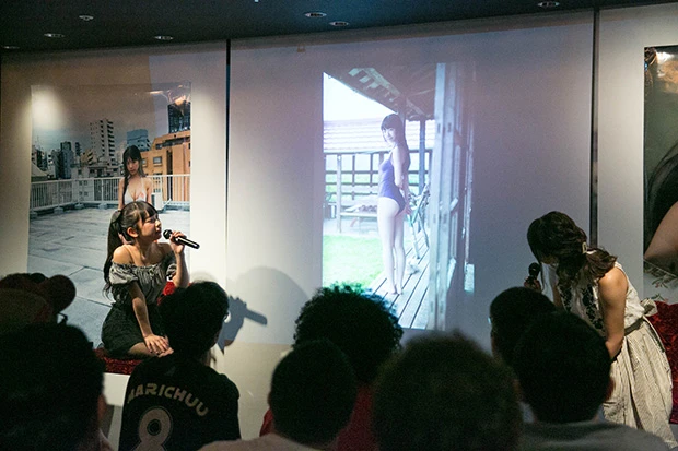 沖縄の古い民家での撮影。プライベートや撮影でツインテールの多い長澤だが、週プレではストレートが多く、レアだという