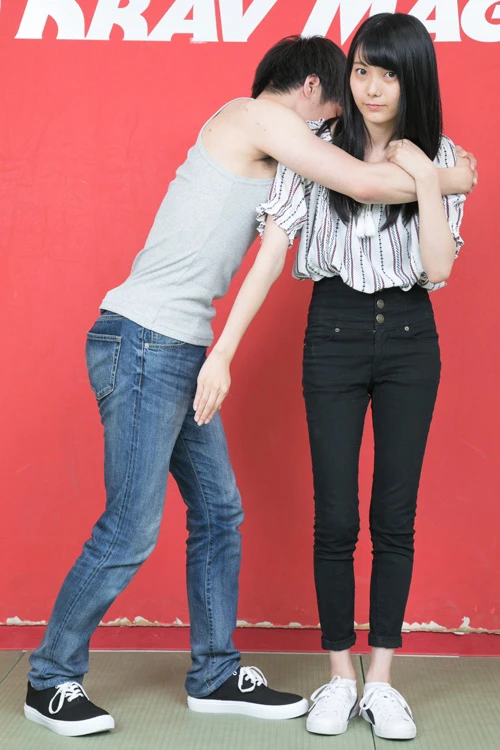 相手の手を軽くホールドしつつ、右手を使い急所（股間）を叩く！