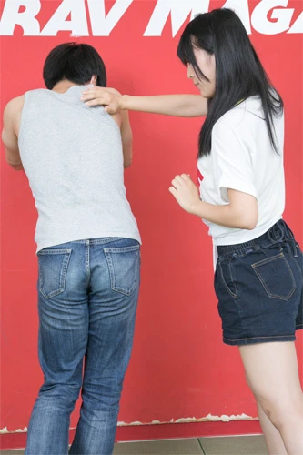  後ろから肩を押すだけで、バランスは簡単に崩せる