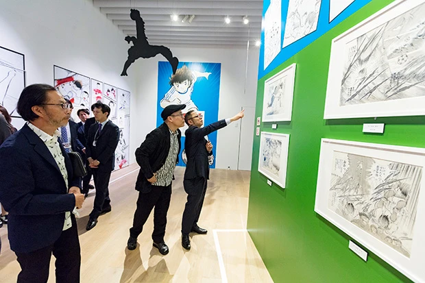 陽一先生を同世代のライバルだったと公言するゆでたまご先生も『キャプテン翼』の原画を食い入るように見る