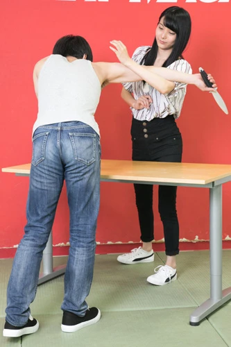  そのまま左手を相手の腕に絡ませ、ナイフを持った腕をホールド