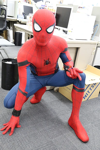 編集部で偶然見つけた、スパイダーマンフィギュアと同じポーズを！