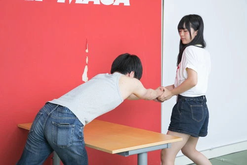  勢いよく手を引っ張り、相手の体を引き寄せてバランスを崩す