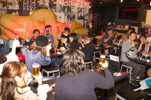 メンバーは週プレ酒場に残ってお客さんと乾杯！