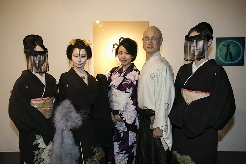 (左から)黒子のUNiさん、玉藻前を演じたzaqiさん、Myuさん、SHUHALLY代表・茶道家の松村亮太郎さん、黒子のリタさん
