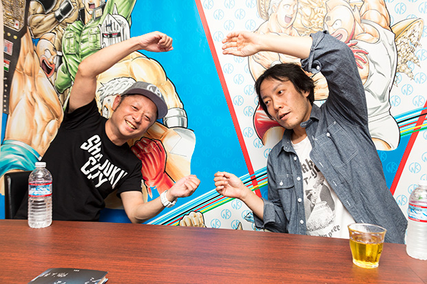 謎のポーズで盛り上がる、ゆでたまご・嶋田先生と燃え殻氏