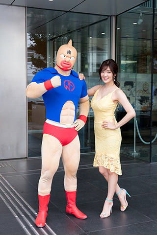キン肉マンがいつもよりセクシーな相棒・葉加瀬マイさんを連れて、集英社に来訪!