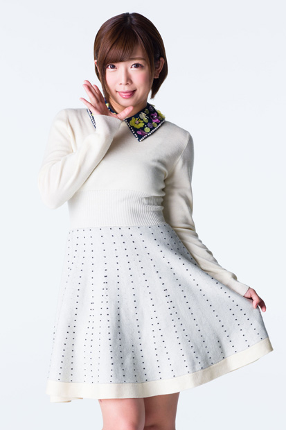 週プレ酒場でお客さんとゲリラ交流したまなちゃん。酒場に行ったら壁のサインも要チェック!