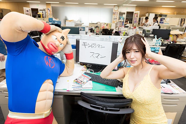 K編集長席には「キン肉マン スマン」のメッセージが!