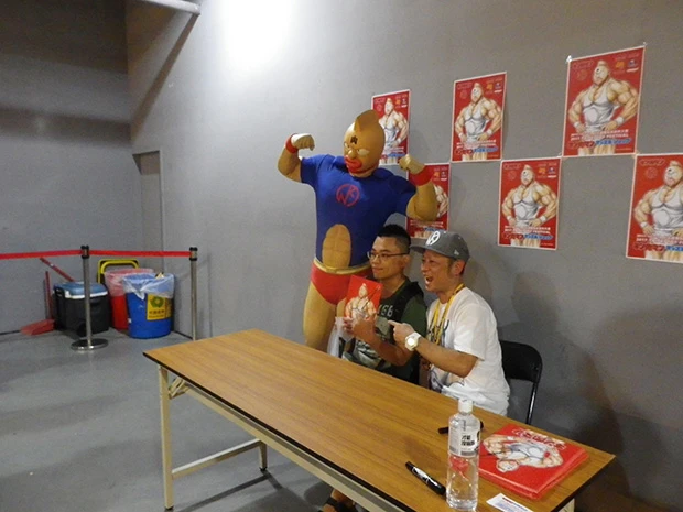 熱狂的な台北のキン肉マンファンと写真を撮る嶋田先生