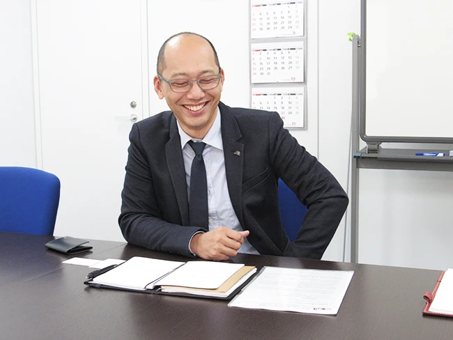 穏やかな笑顔で執筆依頼の苦労を語る、大木聡課長